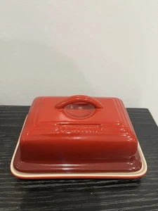 Le Creuset Steingut Europäische Butterdose Ombre Rot - Bild 1 von 5