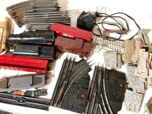 VINTAGE LIONEL TRAIN SET TRACK FENCE ENGINE CARS CABOOSE TRANSFORMER MARX - Picture 1 of 24