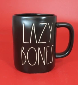 Taza de café negra de Halloween RAE DUNN “LAZY BONE” colección artesanal magenta #213 - Imagen 1 de 8