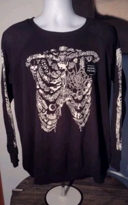 Neu mit Etikett Torrid 1x TATTOO KNOCHEN KUSCHELIGES FLEECE-SWEATSHIRT IM DUNKELN LEUCHTEND Größe 1x - Bild 1 von 8