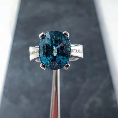 Alianza de boda de topacio simulado de corte ovalado de 2 quilates enchapado en oro blanco de 14 k Foto 1 de 4