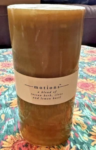 Pier 1 Imports. Motions Stumpenkerze. Toskanische Kräuter, Nelke & Zitrone Basilikum. NEU. - Bild 1 von 7