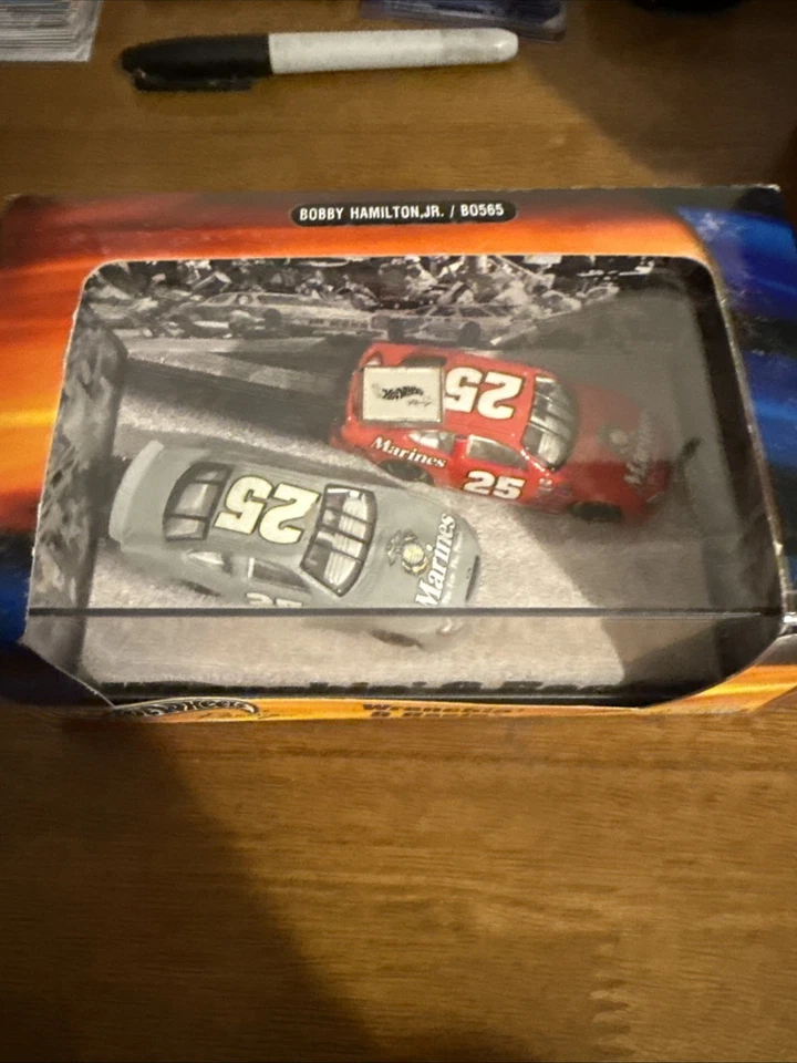 Juego de 2 autos Bobby Hamilton Jr Wrenchin’ & Racin’ 1:64 Nascar Diecast Foto 1 de 3