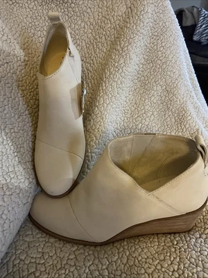 Tom’s Mujer Marta Beige Cuero 9 1/2 Con 3” Cuña Heal Nuevo Con Etiquetas Foto 1 de 4