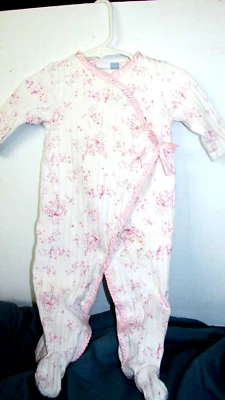 BEBÉ 6-9 mos. PIJAMA LARGO COMPLETO ROSA/BLANCO con vitaminas para pies (lado bebé) Foto 1 de 4