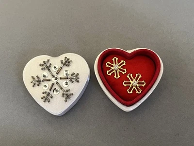 Pendientes perforados AVON Snow Petasl postes de acero quirúrgico caja original 1987 Foto 1 de 4