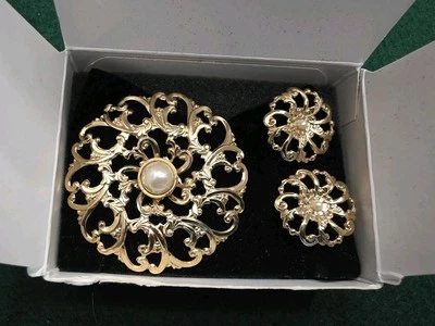 Винтажный подарочный набор 1992 Avon цветок цветок булавка и серьги с пирсингом золотистый тон - Изображение 1 из 4