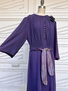 Vestido midi vintage de crepé de seda púrpura de los años 30 arco iris contraste cinturón botones roseta - Imagen 1 de 17