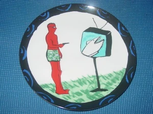 SASAKI ART SAKE PLATE 9 1/2" JAPAN MALEKEH NAYINY DESIGNS VIDEO DOG SERIES FISH - Picture 1 of 4