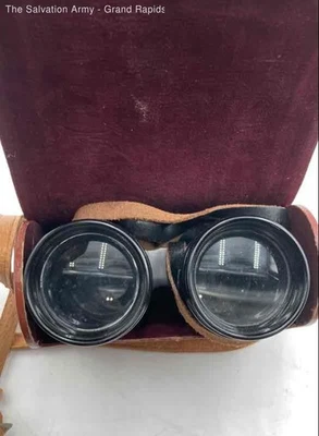 Vicki 4x40 Black Compact Lightweight Waterproof Binoculars In Case - Image 1 of 4