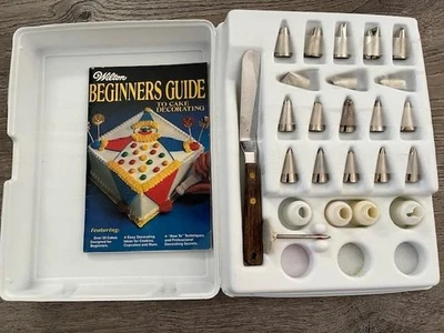 Wilton Supreme Juego de Decoración de Pasteles 18 Puntas Estuche 4 Acopladores Flor Uñas Espátula Foto 1 de 4