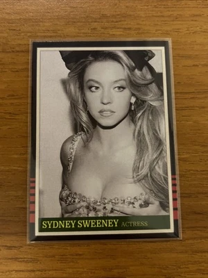 Sydney Sweeney 定制集换卡黑白照片低帮连衣裙 — 第 1/2 张图片