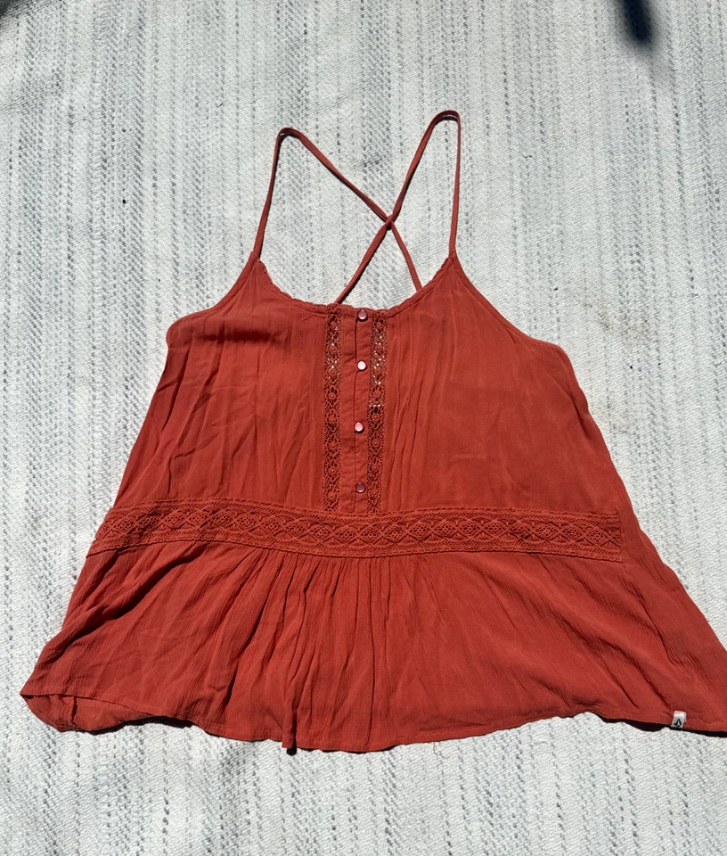 Top Volcom para mujer pequeño naranja sin mangas crochet floral con botones sin mangas alrededor Foto 1 de 4