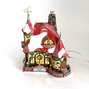 Dept 56 Nettie's Mistletoe Manor 56895 North Pole Series Edición Especial con Caja - Imagen 1 de 10