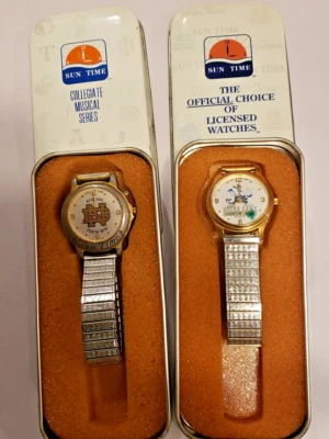2 Relojes Vintage NOTRE DAME Fútbol Hora del Sol, 1 Serie Musical, Tono Dorado Usados Foto 1 de 4