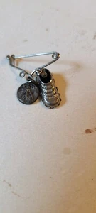 Vintage Sterlingsilber Anstecknadel mit Babyschuh und religiösem Metall, weniger als 1 Zoll - Bild 1 von 2