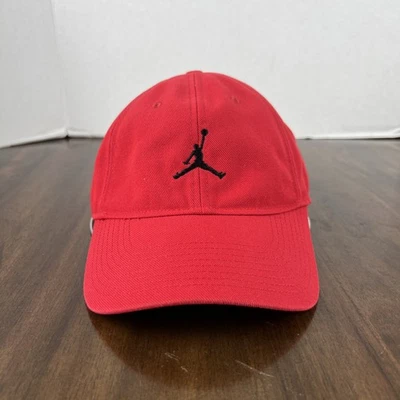 Gorra de béisbol deportiva Jordan Jumpman roja con tirantes Foto 1 de 4