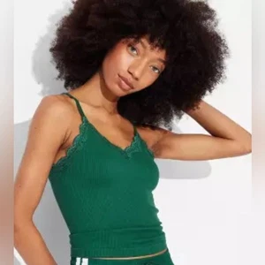 Neu mit Etikett Wild Fable nahtloses geripptes Cami-Tanktop mit Spitzenbesatz in Grün Spieltag - Gr. XS - Bild 1 von 4