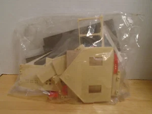 VINTAGE PLASTICVILLE #1701 O SCALE YELLOW NEW ENGLAND RANCH HOUSE MINT IN PKG - Picture 1 of 2