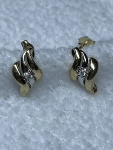 14K Gelb & Weißgold 2mm CZ Akzent Wellen Ohrstecker - Bild 1 von 7