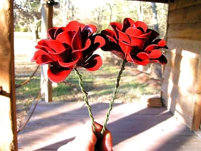 DOS Grandes Flores de Rosa ROJAS de Metal con Tallos para Acentos, Adornos, Artesanía Foto 1 de 4