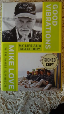 МАЙК ЛЮБОВЬ ПОДПИСАННЫЙ - ХОРОШИЕ ВИБРАЦИИ КНИГА - 1-й/1-й HC совершенно новый - BEACH BOYS - Изображение 1 из 4