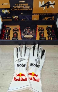 FORMULA 1 F1 MAX VERSTAPPEN SIGNED 2025 GLOVES 4x WORLD CHAMPION MODELS RED BULL - Picture 1 of 1