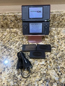 Sistema portátil Nintendo DS Lite carmesí rojo (bisagra rota) probado con lápiz óptico - Imagen 1 de 7