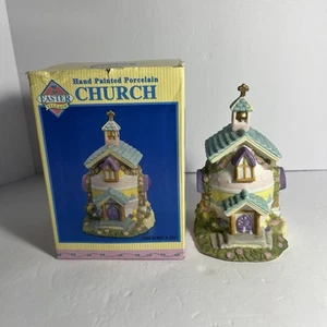 Casa de porcelana pintada a mano Venture Easter Village - Iglesia - Imagen 1 de 8