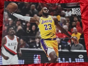 LEBRON JAMES #23 LA LAKERS HANDSIGNIERTES HANDSIGNIERTES 11X14 FOTO DUNKING DUNK COA - Bild 1 von 5