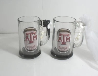 Texas A&M Aggie Novia y Novio Boda Brindis Cerveza Vaso Piedras Juego de 2 Jarra Foto 1 de 4