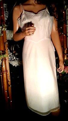 复古 50 年代 BARBIZON 尺寸 38 MISS PETAL 粉色全连衣裙 SLICK NYLON 侧拉链 — 第 1/4 张图片