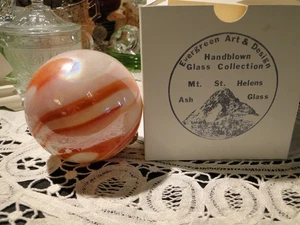 Mt. St. Helen's Ash Weihnachtskugel Ornament, rot & weiß, 3,5" Durchmesser, Box - Bild 1 von 5