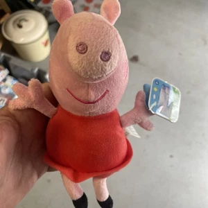 NEU 2022 Hasbro Just Play Peppa Pig im roten Kleid Plüschtier Stofftier Spielzeug 6 Zoll Neu mit Etikett - Bild 1 von 6