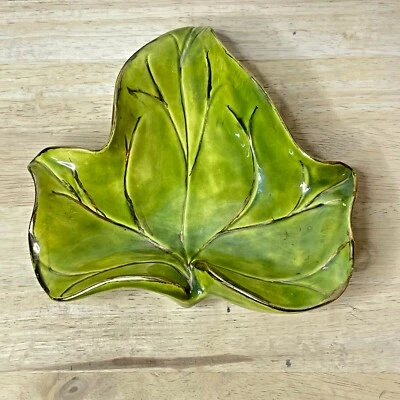 Cenicero de cerámica con hojas de plato de caramelo verde claro borde dorado 7" firmado de colección Foto 1 de 4