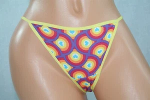 Bikini de cuerda amarilla con bandas, corazones azules y diseños de colores arco iris talla L - Imagen 1 de 2