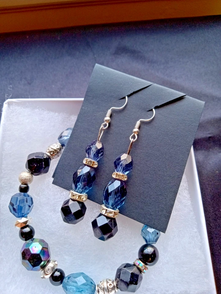 Juego de cuentas, pulsera y pendientes de plástico vintage $15 Foto 1 de 1