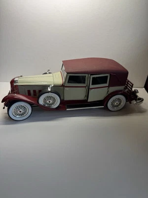 1930 PACKARD LEBARON CREAM & RED 1/18 DIECAST MODEL Car MODELS 18115 - Image 1 of 4