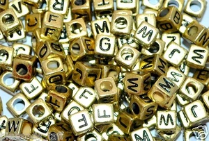 50pz cubetti oro alfabeto singolo lettera perline A-Z 6mm - Bild 1 von 1