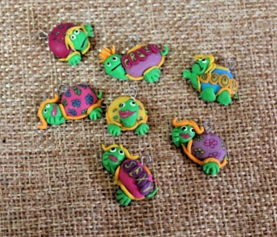 Lote de 7 Dijes Colgantes Tortuga Arcilla Polimérica Años 90 Vibrante Fimo Foto 1 de 3
