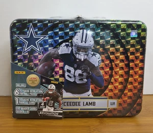 Lonchera sellada Panini Revolution Ceedee Lamb 2025 hojalata Dallas Cowboys tarjetas de la NFL - Imagen 1 de 8