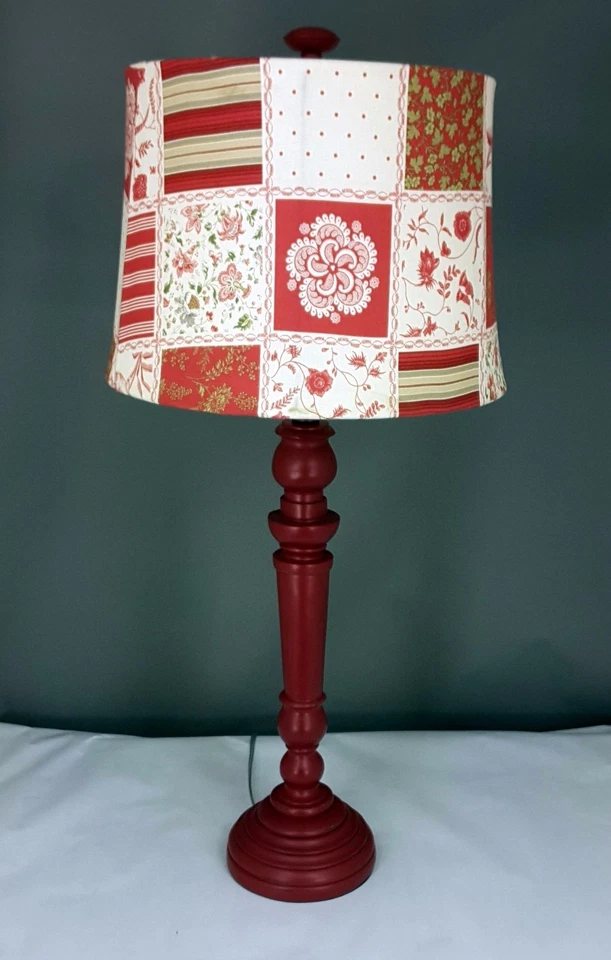 Lámpara de mesa de husillo redondo rojo con pantalla Foto 1 de 1