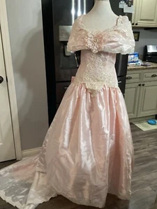 Vintage Brautkleid Pastell Rosa fließt in weiße Schleppe Pailletten & Perlen - Bild 1 von 24