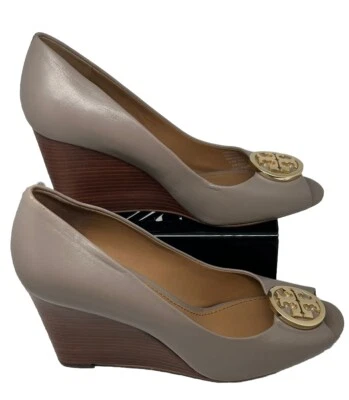 Tory Burch 女式 5.5 M 码,Sally 坡跟露趾灰色鞋 — 第 1/4 张图片