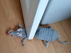 Türstopper 'FLATTENED RAT': Handgehäkelt auf Bestellung - Bild 1 von 3