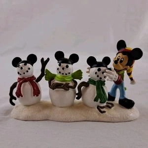 Nuova scatola Dept 56 Disney Village statuina Topolino tre topi pupazzo di neve - Foto 1 di 11