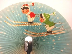 Vintage Ventilator mit Kindern Schnee Skifahren Made in People's Republic of China 10" - Bild 1 von 9
