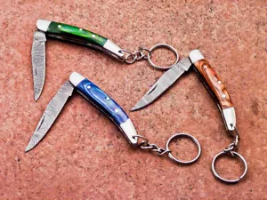 Lotto 3PZ COLTELLO PIEGHEVOLE TASCABILE ACCIAIO DAMASCATO FATTO A MANO PERSONALIZZATO - con portachiavi 9282 - Foto 1 di 9