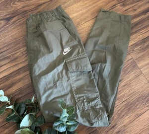 Pantalones cargo Nike para hombre pequeños tejidos sin forro ropa de trabajo utilitaria verde oliva DD5207 - Imagen 1 de 7