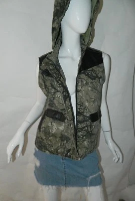 Chaleco BDG Urban Outfitters con Capucha Talla Mediana Verde Camuflaje Vegano Imitación Cuero Foto 1 de 4